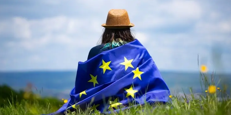 Pessoa com bandeira da União Europeia