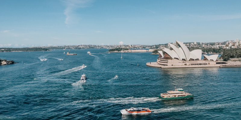 Mar com barcos em Sydney, na Austrália