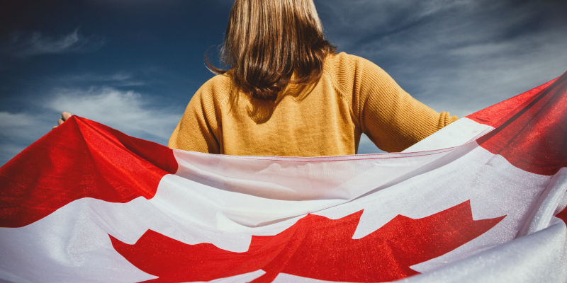 Pessoa com bandeira do Canadá